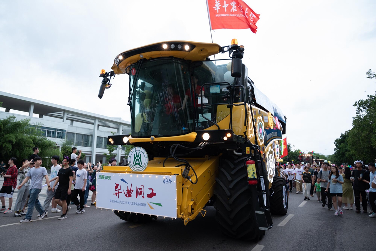 BWIN必赢装扮的“大黄蜂”收割机（学通社记者 吴采睿 摄）